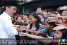 Jokowi Rela Melewati Gang Sempit untuk Pembagian Sembako - JPNN.com