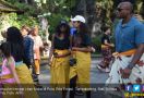 Ketika Dua Putri Obama Pakai Sarung Kuning di Pura Tirta Empul Bali - JPNN.com