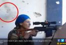 Lihat! Sniper Wanita Tertawa dan Julurkan Lidah saat Kepalanya Nyaris Ditembus Peluru - JPNN.com