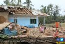 Angin Rusak Puluhan Rumah, Warga Tertimpa Kayu - JPNN.com