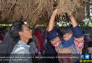 Ketika Ritual Mengikat Tali di Akar Beringin Makam Loang Baloq, Peziarah Bernazar? - JPNN.com