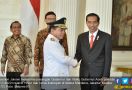 Diundang Jokowi ke Istana, Gubernur Aceh Kasih Buku - JPNN.com