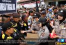 Polisi-Polisi Cantik Kuningan Bagikan Permen dan Air Mineral - JPNN.com