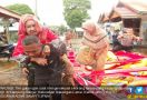 2 Jempol! Petugas Gendong Nenek Korban Banjir Besar - JPNN.com
