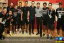 Gary Neville Sambangi Ruang Ganti Bali United, Nih Fotonya... - JPNN.com