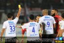 Hahahaaa...Sampai-Sampai Bek PSM Beri Kartu Kuning Buat Pemain Bali United - JPNN.com