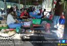 Nyam..Nikmatnya Makan Sate Babi Bumbu Kacang di Tepi Hutan Monyet - JPNN.com
