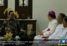 Sebelum Jumatan, Zulkifli Hasan Mampir ke Gereja Katedral - JPNN.com