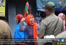 Ibu-ibu Pedagang Protes, Menangis Histeris - JPNN.com