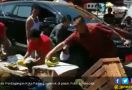 Pisang dan Pepaya Dibanting, Kadis Perdagangan Kota Padang Ngamuk di Pasar - JPNN.com