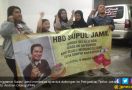 Lihat Nih, Fans Bang Ipul Beraksi di Pengadilan Tipikor - JPNN.com