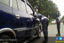 Parkir Sembarangan di Jatipulo, Ban Mobil Digembosi Petugas...Rasain! - JPNN.com