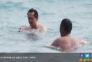 Pak Ahok Lagi Berenang di Pantai, Foto Kapan Tuh? - JPNN.com