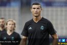 Lihat! Jelang UEFA Super Cup, Ronaldo Nyaris Jatuh dari Bus - JPNN.com