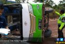 Sopir Teledor, Bus Karyawan Nyungsep, Ini Fotonya - JPNN.com