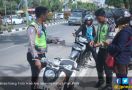Lupa Bawa STNK, Pak Polisi pun Kena Tilang - JPNN.com
