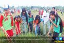 Peringati HUT RI, Petani dan Pelajar Ikut Lomba Buru Tikus di Sawah - JPNN.com