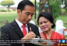 Jokowi Genggam Erat Ibu Negara, Yang Jomlo Langsung Baper - JPNN.com