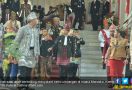 Seperti ini Penampilan Pak Jokowi Pakai Baju Adat Tanah Bumbu - JPNN.com