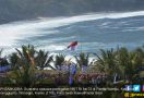 Elok, Peringati HUT RI dengan Kibarkan Merah Putih di Tepi Samudra Hindia - JPNN.com