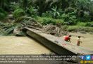 Diterjang Banjir Bandang, Jembatan Demak Matio Ambruk - JPNN.com