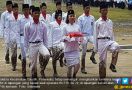 Paskibra di Lapangan Becek, Pembawa Baki Tanpa Sepatu, Pak Camat Menangis - JPNN.com