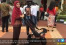Gendong Bayi, Tetap Ikut Upacara Kemerdekaan di Tanah Orang - JPNN.com