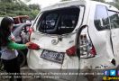 Diseruduk Datsun Go dari Belakang, Xenia Terbalik Masuk Parit, Sopir Selamat - JPNN.com