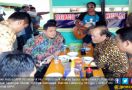 Ke Lampung, Hidayat Nur Wahid Traktir Bubur Ayam - JPNN.com