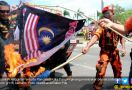 Merah Putih Terbalik, Bendera Malaysia Dibakar, Diinjak-injak - JPNN.com