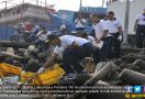 Personel Koarmabar Bergotong Royong Membersihkan Sampah - JPNN.com