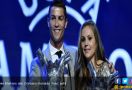 Lihat, Siapa Wanita yang Dirangkul Ronaldo Itu? - JPNN.com