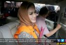 Terima Uang Haram Rp 5,1 M, Siti Masitha Pakai Rompi KPK, Senyum Manis - JPNN.com