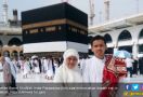 Lihat, Bu Khofifah Tertangkap Kamera Berhaji di Makkah Tanpa Pengawalan - JPNN.com