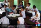 Siswa SDN Belajar Tanpa Kursi, di Kota Bro! - JPNN.com