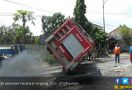 Mobil Pemadam Kebakaran Terguling di Tengah Jalan - JPNN.com