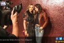 Senangnya Cinta Laura Bertemu dengan Selena Gomez di NYFW - JPNN.com