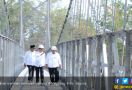 Jokowi Targetkan Pembangunan 300 Jembatan Gantung - JPNN.com