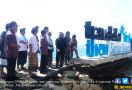 Salahi Aturan, Reklame Traveloka di Pantai Sanur Dibongkar - JPNN.com