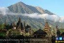 Gunung Agung Status Awas, Turis Tetap Ramai ke Bali - JPNN.com