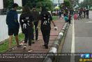 Pakai Kaus Adegan Dewasa, 4 Remaja Keluyuran di Depan Masjid - JPNN.com