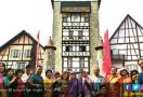 Mantan Murid Ajak 65 Guru Jalan - Jalan ke Luar Negeri - JPNN.com