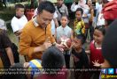 Menpora Bagi Bola ke Anak-Anak Pengungsi Erupsi Gunung Agung - JPNN.com