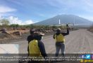 BNPB Pantau Kawah Gunung Agung Menggunakan Drone - JPNN.com