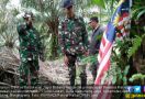 Bendera Malaysia Dikibarkan Melewati Patok Batas - JPNN.com