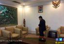 Sebelum Terbang, Setya Novanto Salat Duha di Bandara Halim - JPNN.com