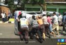 Menyetir sambil Pangku Anak, Mobil Terguling - JPNN.com