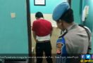 Pintu WC Dibuka, Anggota Satnarkoba Kencing Ditungguin - JPNN.com