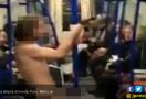 Tiba-Tiba Pria Ini Striptis Dalam Kereta - JPNN.com