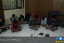 Polisi Datang, Pesta Miras di Kuburan Langsung Bubar - JPNN.com